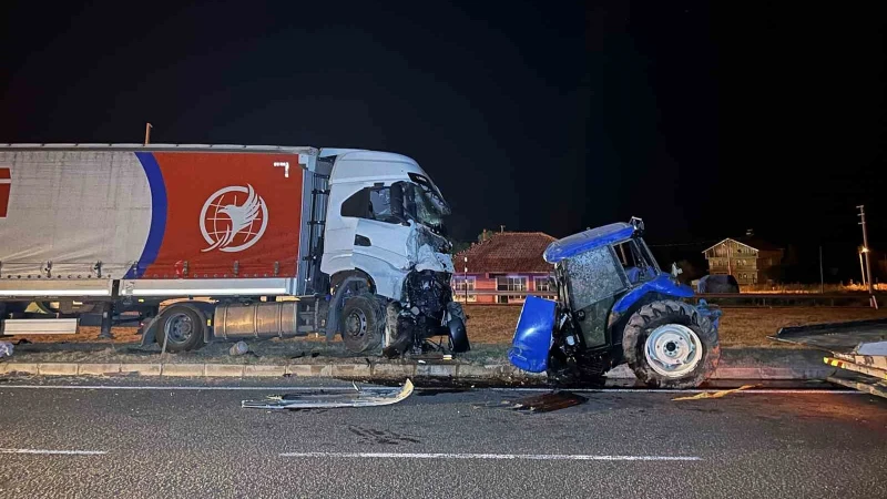 Uşak’ta traktör TIR’ın altında kaldı: Bir ölü bir yaralı